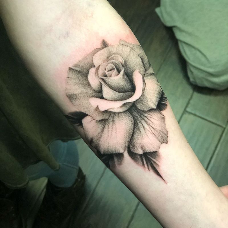 rose tattoo black and white on hand