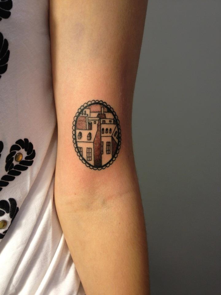 Home tattoo. Круглые тату. Мини тату домик. Мини тату круглая. Овальные тату.