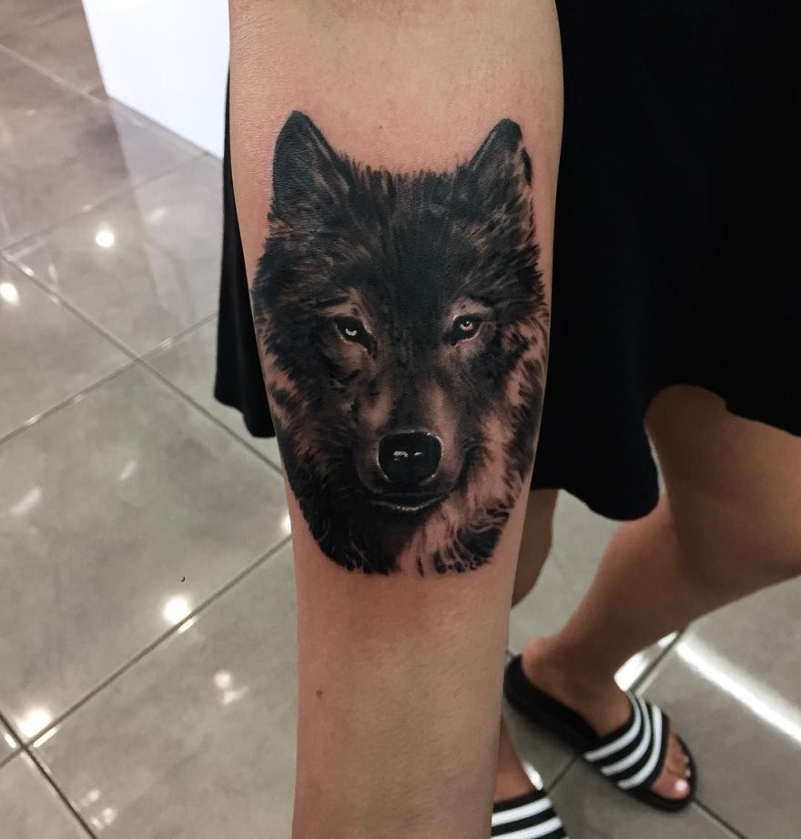 hyper-reakistic wolf tattoo