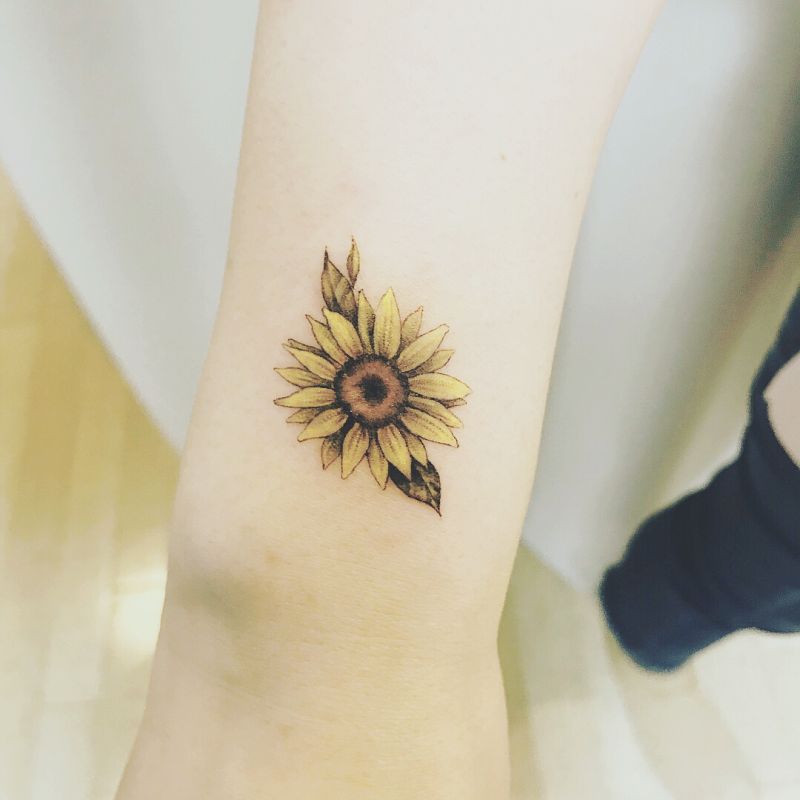 Microrealistic sunflower tattoo on the side boob