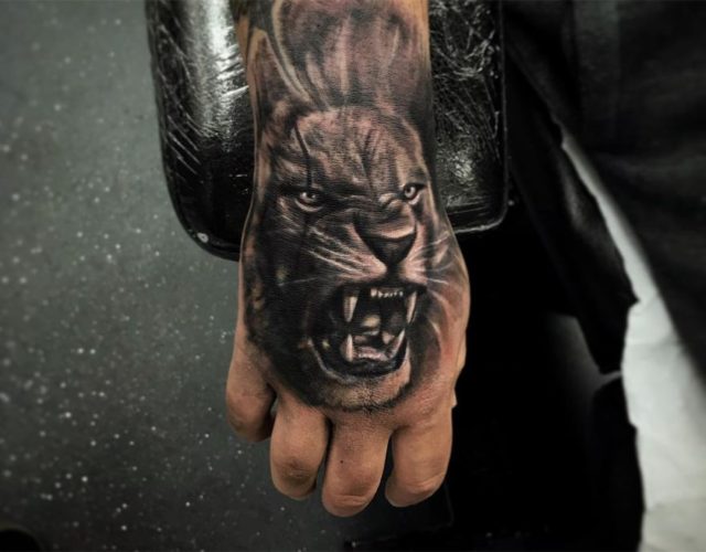 Hand Lion Tattoo Designs - wide 8