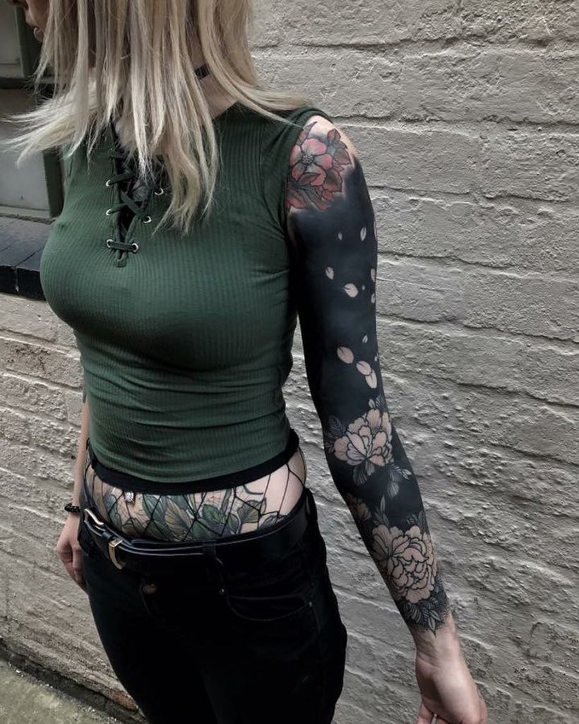 Blackout Tattoo trend turns body parts with solid blocks of black paint   AesthesiaMag