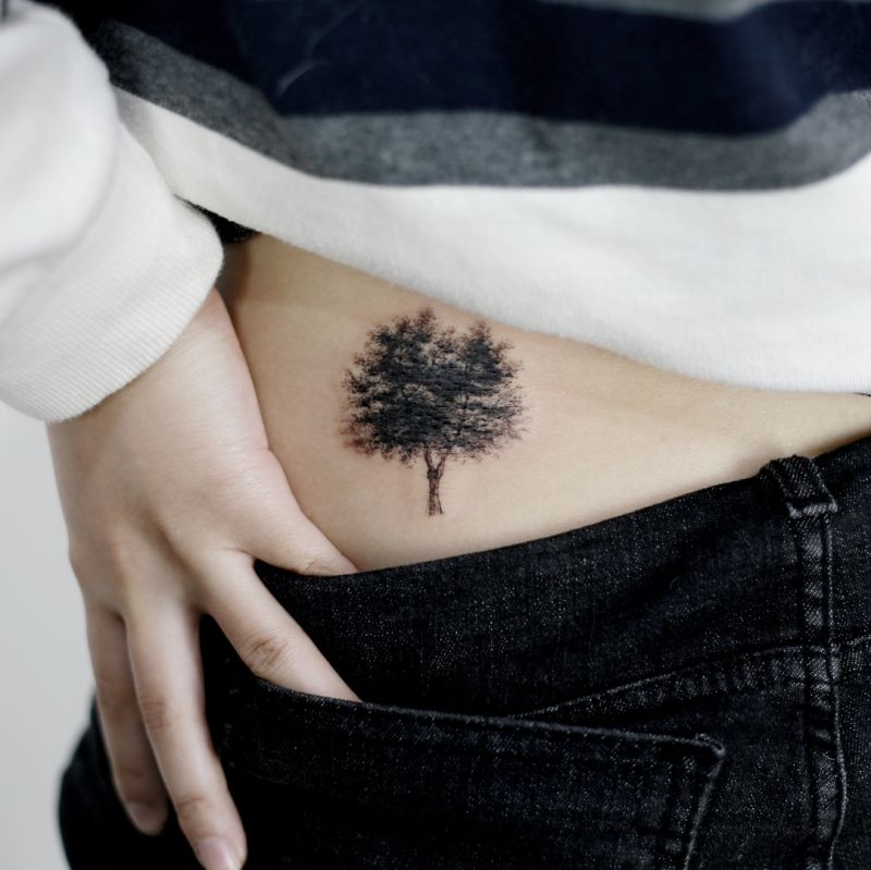 minimalist tree tattoo  Google Search  Tatuagem minúscula Tatuagens  sobre natureza Tatuagens impressionantes