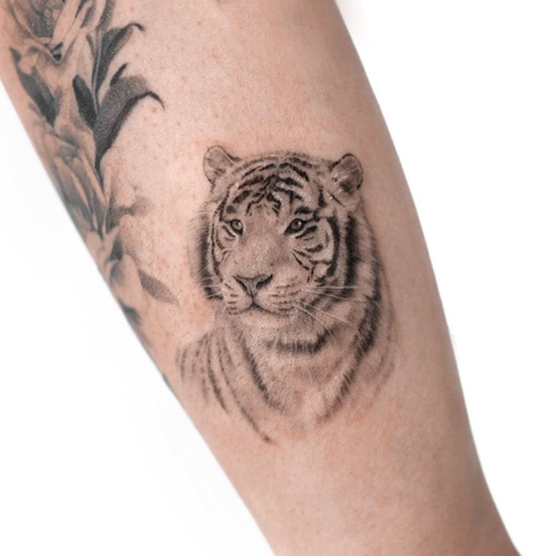 fine line tiger tattoo @tattooist_kimria - KickAss Things